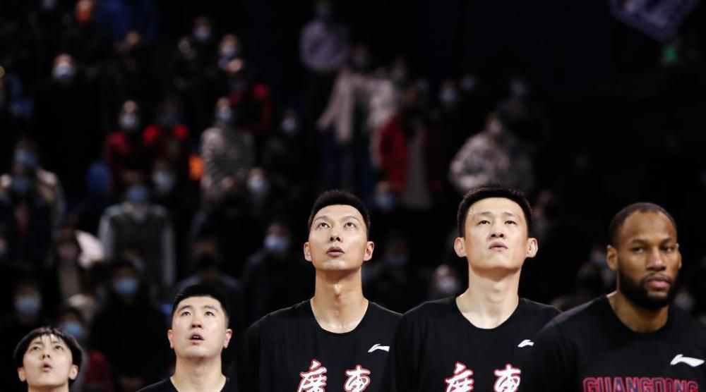 另外作为临时措施，安切洛蒂有意将琼阿梅尼后撤，让他和吕迪格、纳乔在中后卫位置轮换搭档。